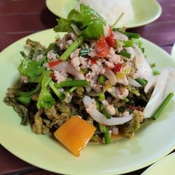 ยำผักบุ้งกรอบ