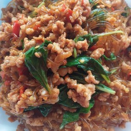 ข้าวกะเพราหมูสับใส่วุ้นเส้น