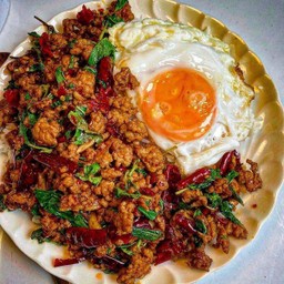 กระเพราเนื้อพริกแห้งไข่ดาวราดข้าวพิเศษ