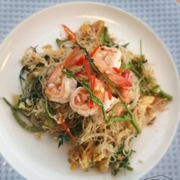 เส้นหมี่ผัดผักกระเฉดกุ้ง