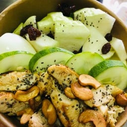 สลัดอกไก่ ไข่ต้ม ผลไม้ น้ำสลัด