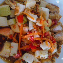 ยำผลไม้รวมหมูกรอบสามรสต้องจัด