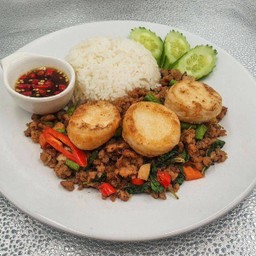 ข้าวผัดกระเพราเต้าหู้หมูสับจำแลง