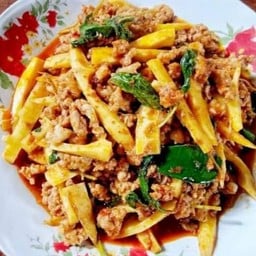 กะเพราไก่ ใส่หน่อไม้ดอง