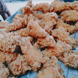 เจ๊พัชไก่เขย่า ตลาดนัดรถไฟซอย11