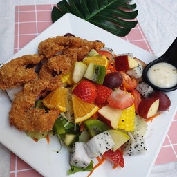 สลัดผลไม้รวมกุ้งทอด