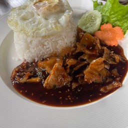 ข้าวราดสามชั้นซอสเกาหลี