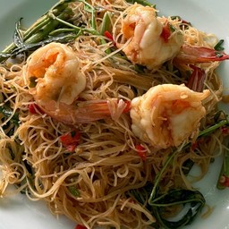 เส้นหมี่ผัดกระเฉดกุ้ง