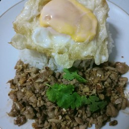 ข้าวหมูสับทอดกระเทียม+ไข่ดาว