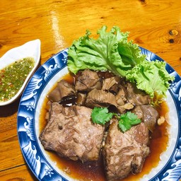 ซี่โครงหมูตุ๋นน้ำจิ้มซีฟู้ด