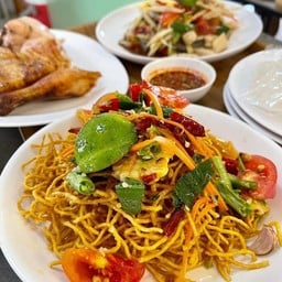 ตำหมี่กรอบ