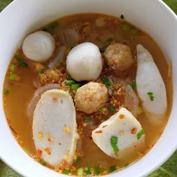 ต้มยำลูกชิ้นปลา