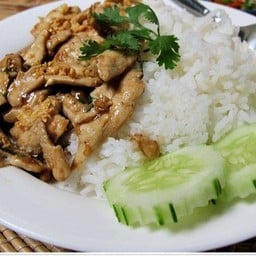 ไก่กระเทียม ราดข้าว