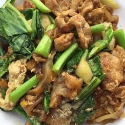 ผัดซีอิ๊วหมูหมักเส้นหมี่
