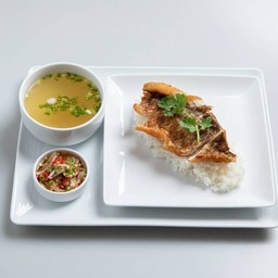 ข้าวปลากะพงทอด