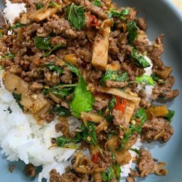 กะเพราหน่อไม้เนื้อ ราดข้าว