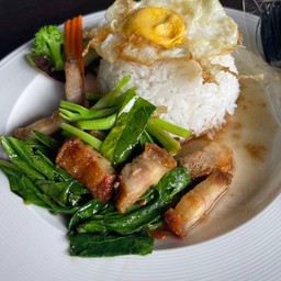 คะน้าหมูกรอบราดข้าว