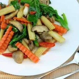 ผัดผักรวมใส่หมูราดขาว