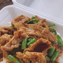 ผัดพริกแกงหมูชิ้นราดข้าว