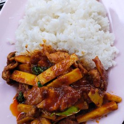 ผัดพริกแกงหน่อไม้หมูราดข้าว