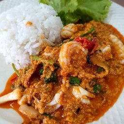 ข้าวราดผัดผงกะหรี่ทะเล