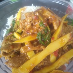 หมูชิ้นผัดพริกแกงหน่อไม้ราดข้าว