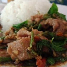 ข้าวกะเพราหมูหมัก