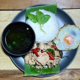 กระเพราหมูชิ้น+ไข่ดาว+น้ำซุป