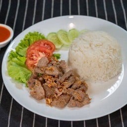 ข้าวหมูทอดกระเทียมพริกไทย