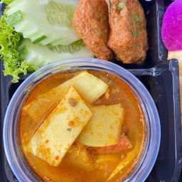 ข้าวแกงส้มกุ้งยอดมะพร้าว+ทอดมันปลาอินทรีย์