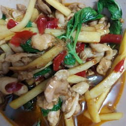 ผัดกระเพาไก่ไส่หน่อไม้ราดข้าว