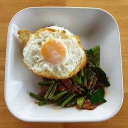 ข้าวผัดพริกแกงหมู