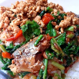 ข้าวคะน้าปลากระป๋องหมูสับ