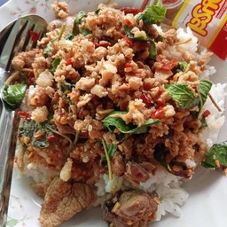 ผัดกระเพราพริกแห้ง ตลาดศรีษะละเลิง