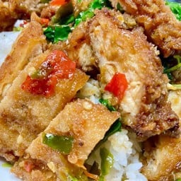 ข้าวกะเพรา ( ไก่กรอบ )
