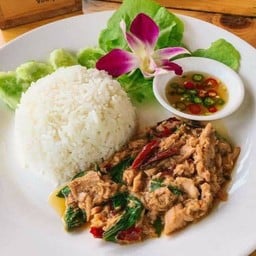 ผัดพริกแห้งราดข้าว