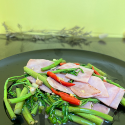 ข้าวราดกระเฉดไฟแดงแฮม