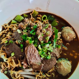 ก๋วยเตี๋ยวน้ำตก ไวไว รวมเนื้อ