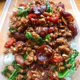 กะเพราหมูสับกุนเชียงราดข้าว