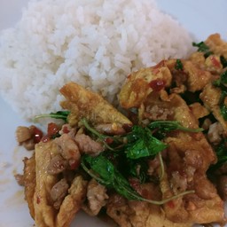 ข้าวกะเพราหมูสับไข่เจียว