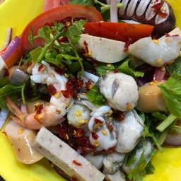 นางรม รวมมิตร หมึก กุ้ง ยอ กรอกไก่ ปูอัด ลูกชิ้นปลา ขาไก่