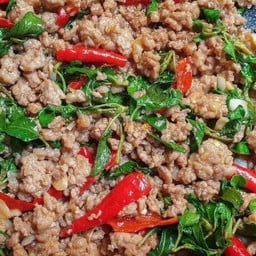 กะเพราหมูเป็นกับข้าว