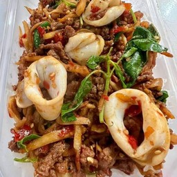 กะเพราหมูสับใส่ปลาหมึกหน่อไม้ดองราดข้าว