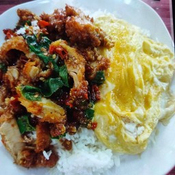 กะเพราหมูกรอบ ไข่ข้น