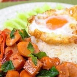 ข้าวกะเพราป่า ( ไส้กรอก)