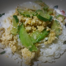 แตงกวาผัดราดข้าว