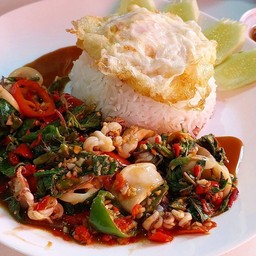 กะเพราหมึกราดข้าว