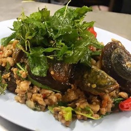 ไข่เยี่ยวม้ากระเพรากรอบเป็นกับข้าว