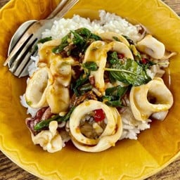 หมึกผัดกระเพรา (ราดข้าว)