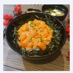 ข้าวด้งหน้าปลาแซลมอนคลุกซอสไข่ปลา